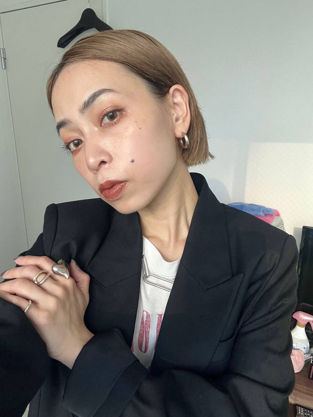 ブラック系のテーラードジャケットを着用したレディースの秋コーディネートの2枚目の写真