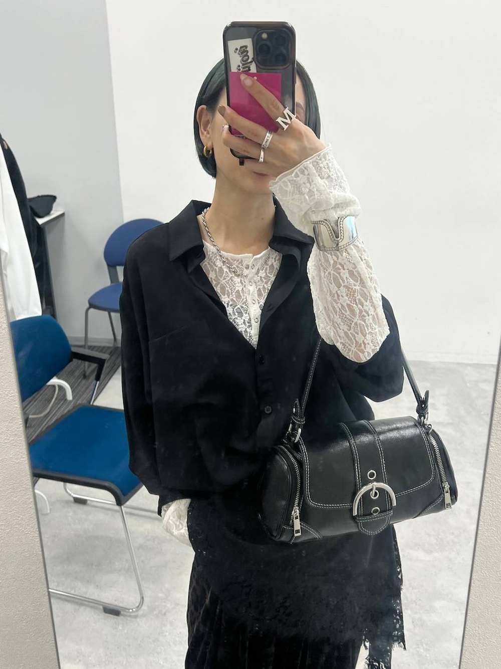 ホワイト系のシャツ/ブラウス、その他のその他パンツ、ブラック系のシャツ/ブラウスを着用したレディースの夏コーディネートの5枚目の写真