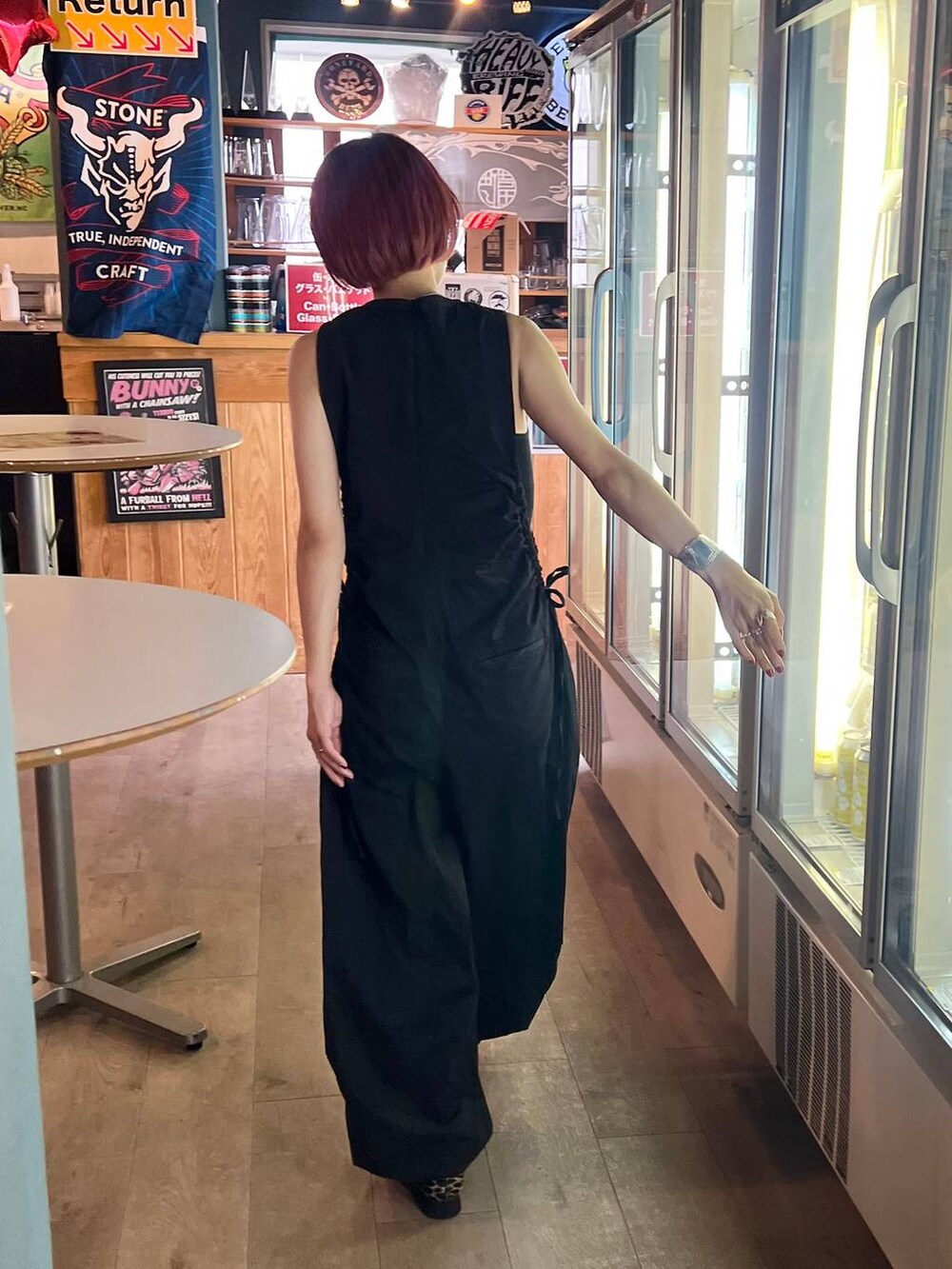 ブラック系のサロペット/オーバーオールを着用したレディースの夏コーディネートの3枚目の写真