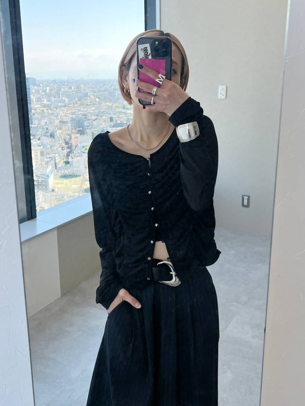 ブラック系のTシャツ/カットソー、ブルー系のスラックス、ブラック系のサンダルを着用したレディースの春コーディネートの3枚目の写真