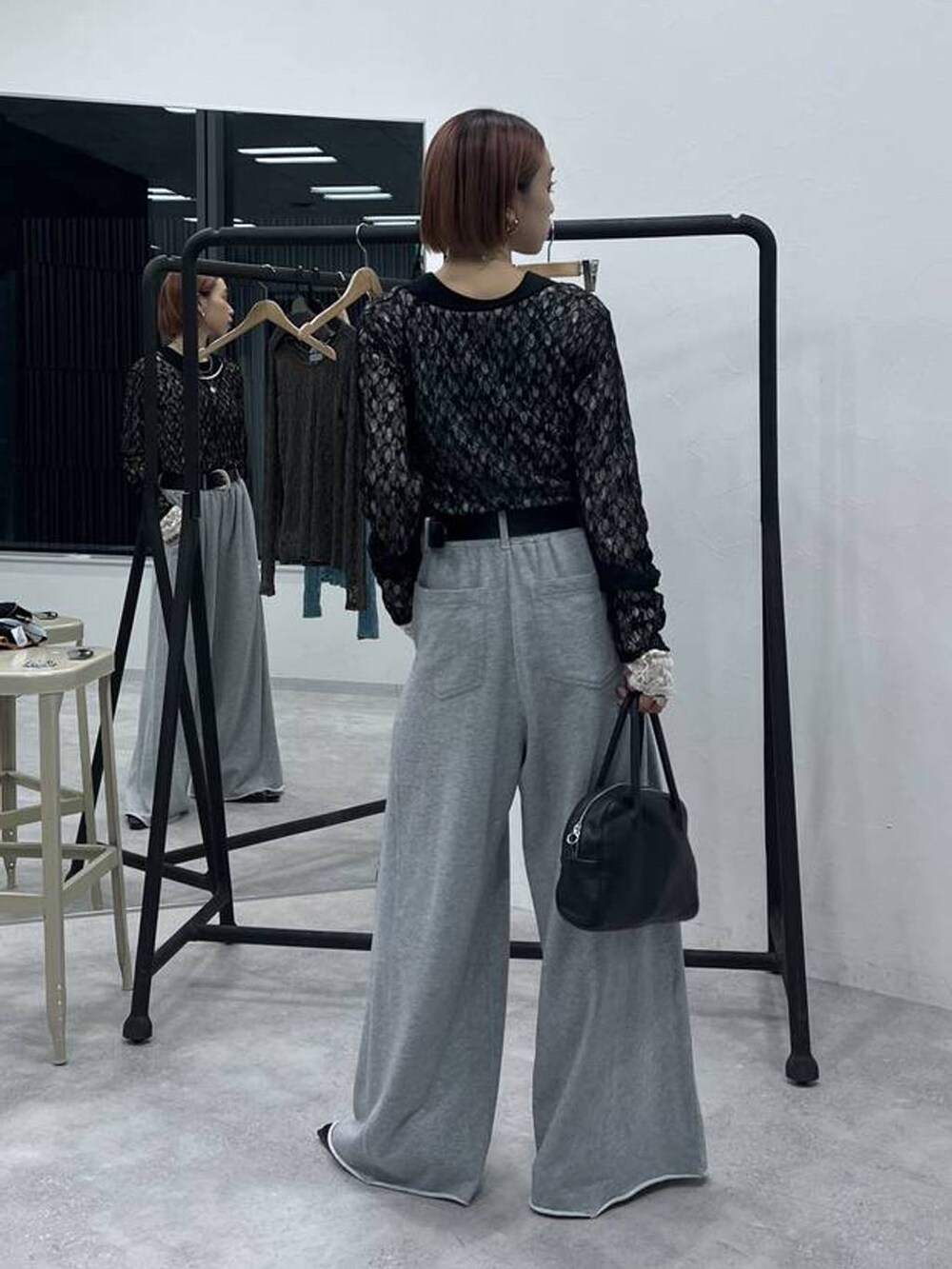 グレー系のスウェットパンツ、ホワイト系のTシャツ/カットソー、ブラック系のTシャツ/カットソーを着用したレディースの夏コーディネートの3枚目の写真