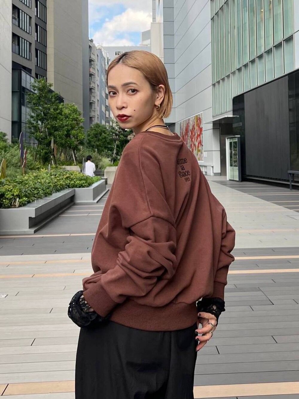 ブラック系のパンプス、ブラック系のTシャツ/カットソーを着用したレディースの秋コーディネートの7枚目の写真