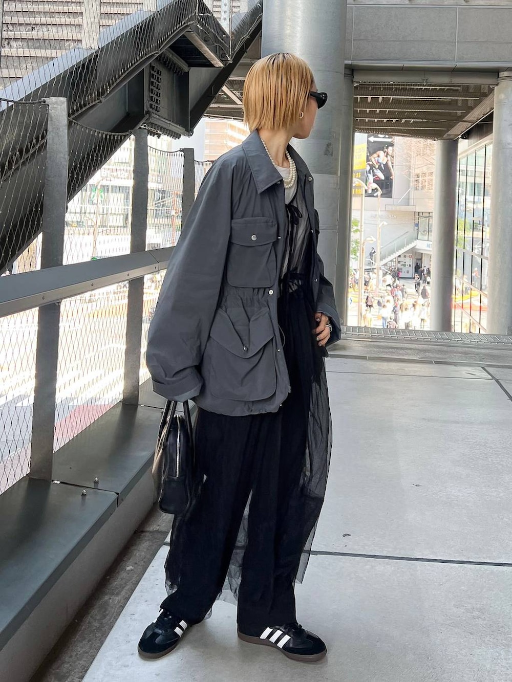 グレー系のブルゾンを着用したレディースの春コーディネートの4枚目の写真