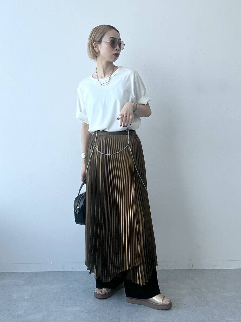 シルバー系のその他トップス、ゴールド系のスカート、ホワイト系のTシャツ/カットソーを着用したレディースの春コーディネートの5枚目の写真