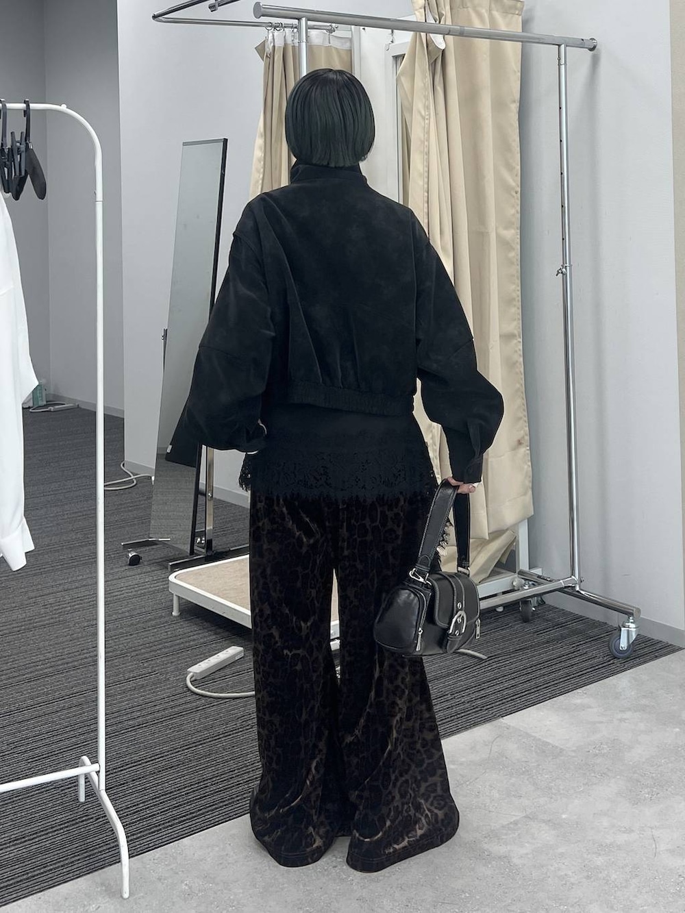 ブラック系のブルゾン、ホワイト系のシャツ/ブラウス、その他のその他パンツを着用したレディースの夏コーディネートの5枚目の写真