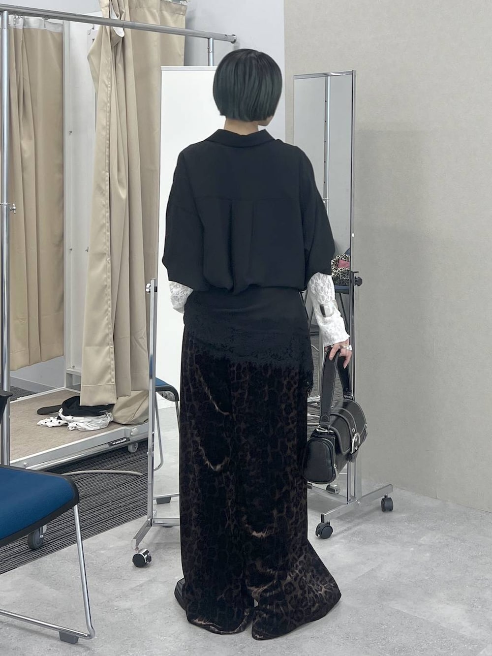 ホワイト系のシャツ/ブラウス、その他のその他パンツ、ブラック系のシャツ/ブラウスを着用したレディースの夏コーディネートの4枚目の写真