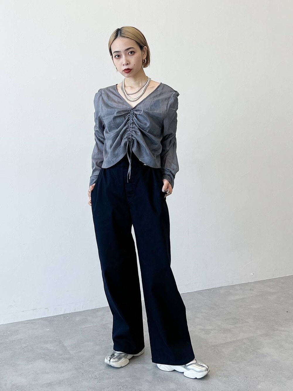 グレー系のシャツ/ブラウス、ブルー系のその他パンツを着用したレディースの春コーディネートの2枚目の写真