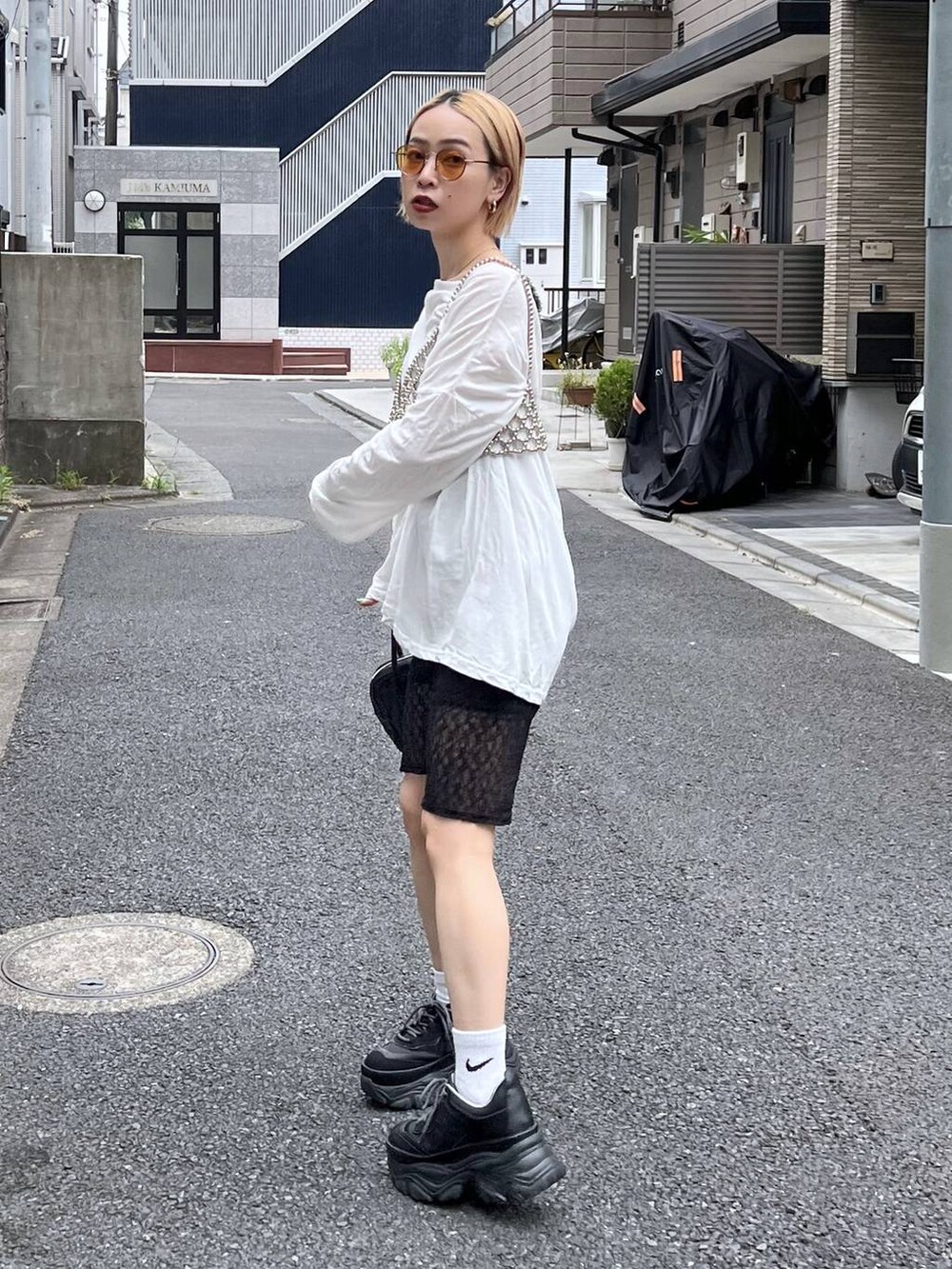 ホワイト系のTシャツ/カットソー、ブラック系のその他パンツ、ブラック系のスニーカーを着用したレディースの夏コーディネートの2枚目の写真