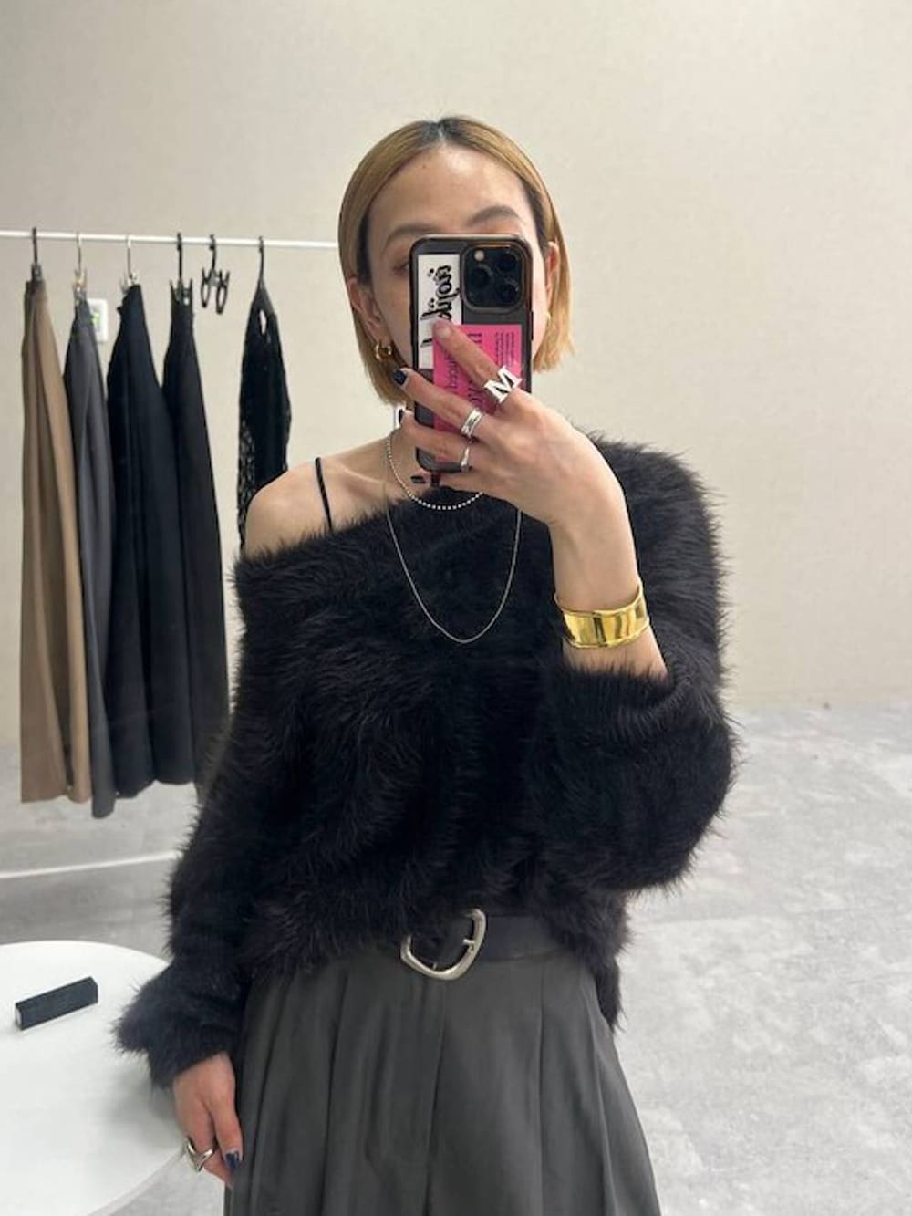 ブラック系のショルダーバッグ、ブラック系のその他シューズ、ブラック系のニット/セーターを着用したレディースの秋コーディネートの7枚目の写真