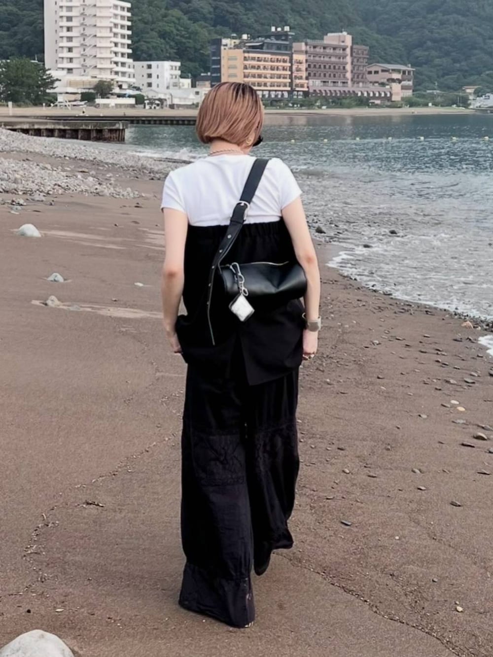 ブラック系のその他パンツを着用したレディースの夏コーディネートの3枚目の写真