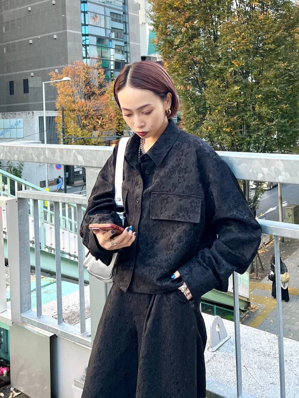 ブラック系のブーツ、シルバー系のショルダーバッグ、ブラック系のシャツ/ブラウスを着用したレディースの秋コーディネートの6枚目の写真