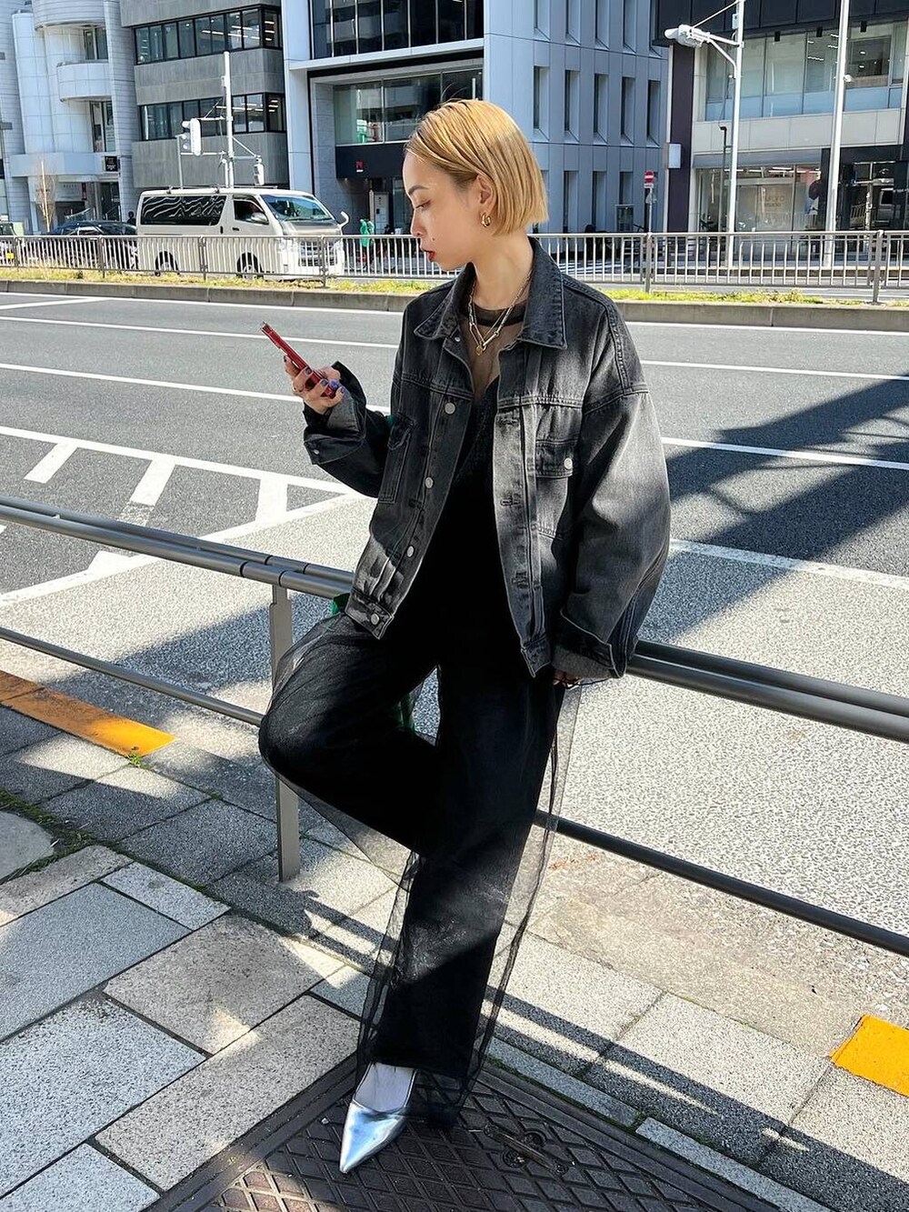 ブラック系のその他パンツ、シルバー系のサンダル、ブラック系のTシャツ/カットソーを着用したレディースの春コーディネートの2枚目の写真