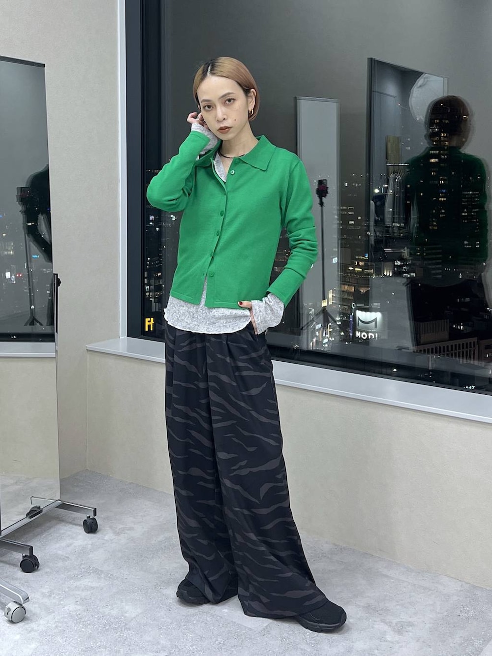 グレー系のTシャツ/カットソー、その他のスラックス、グリーン系のカーディガン/ボレロを着用したレディースの冬コーディネートの4枚目の写真