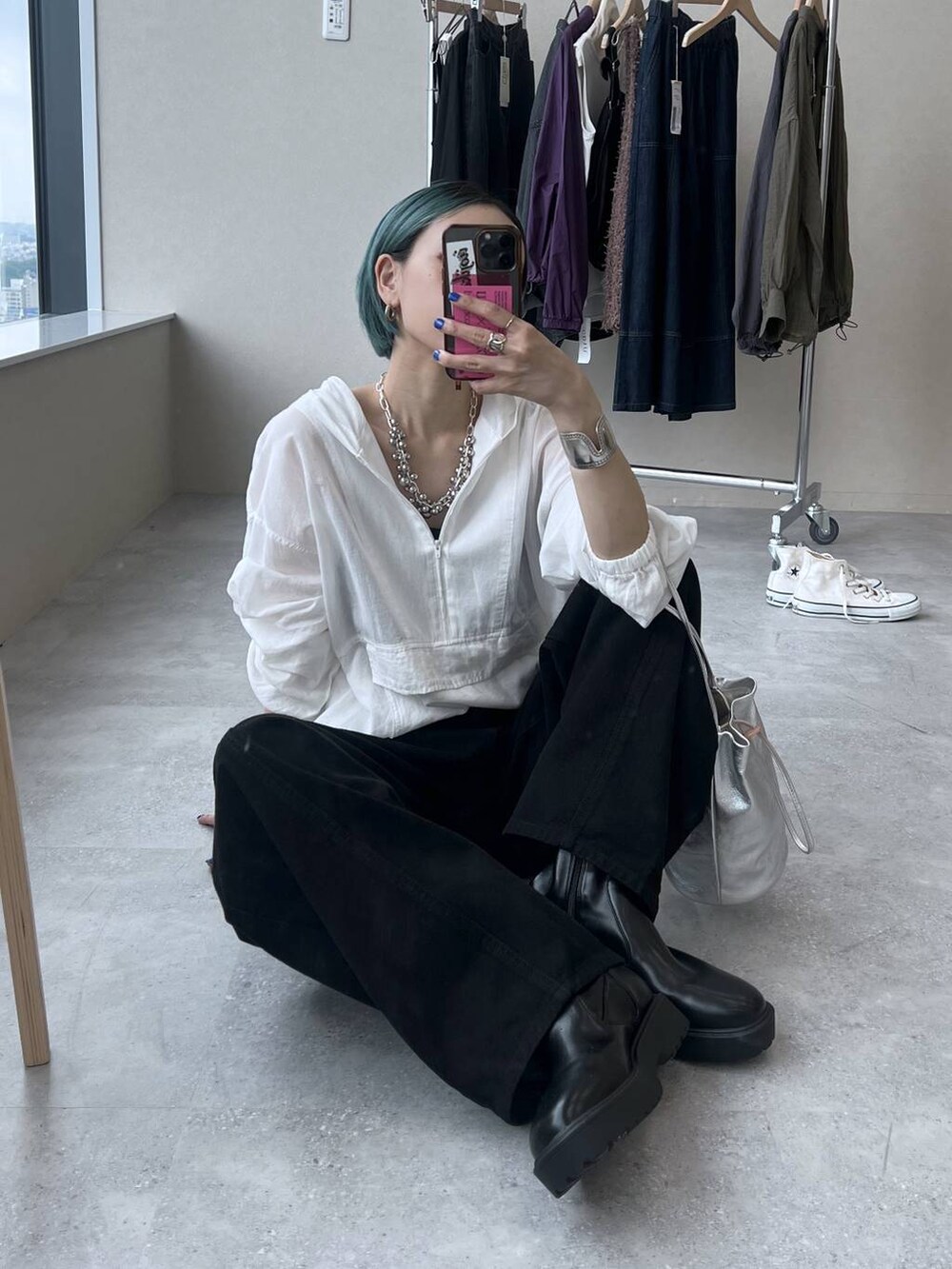 ブラック系のデニムパンツ、シルバー系のネックレスを着用したレディースの夏コーディネートの4枚目の写真