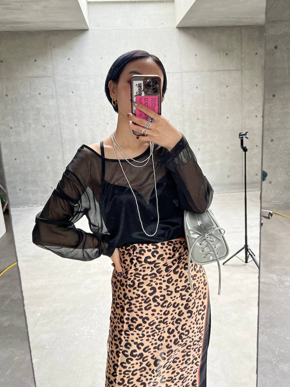 「女子ウケ、着痩せ・細見え、個性派、低身長、PAGEBOY、シンプルコーデ、春コーデ、シアートップス、ブラックコーデ」｜「PAGEBOYの【前後着用可能】シアーカット2WAYロングスリーブ（Tシャツ/カットソー、ブラック系）」を使った、meiさん（レディース・154cm）の春コーディネートの2枚目の写真