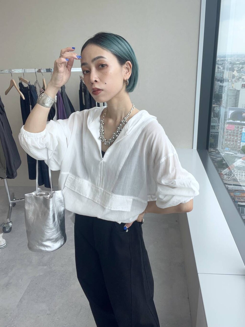 ブラック系のデニムパンツ、シルバー系のネックレスを着用したレディースの夏コーディネートの2枚目の写真