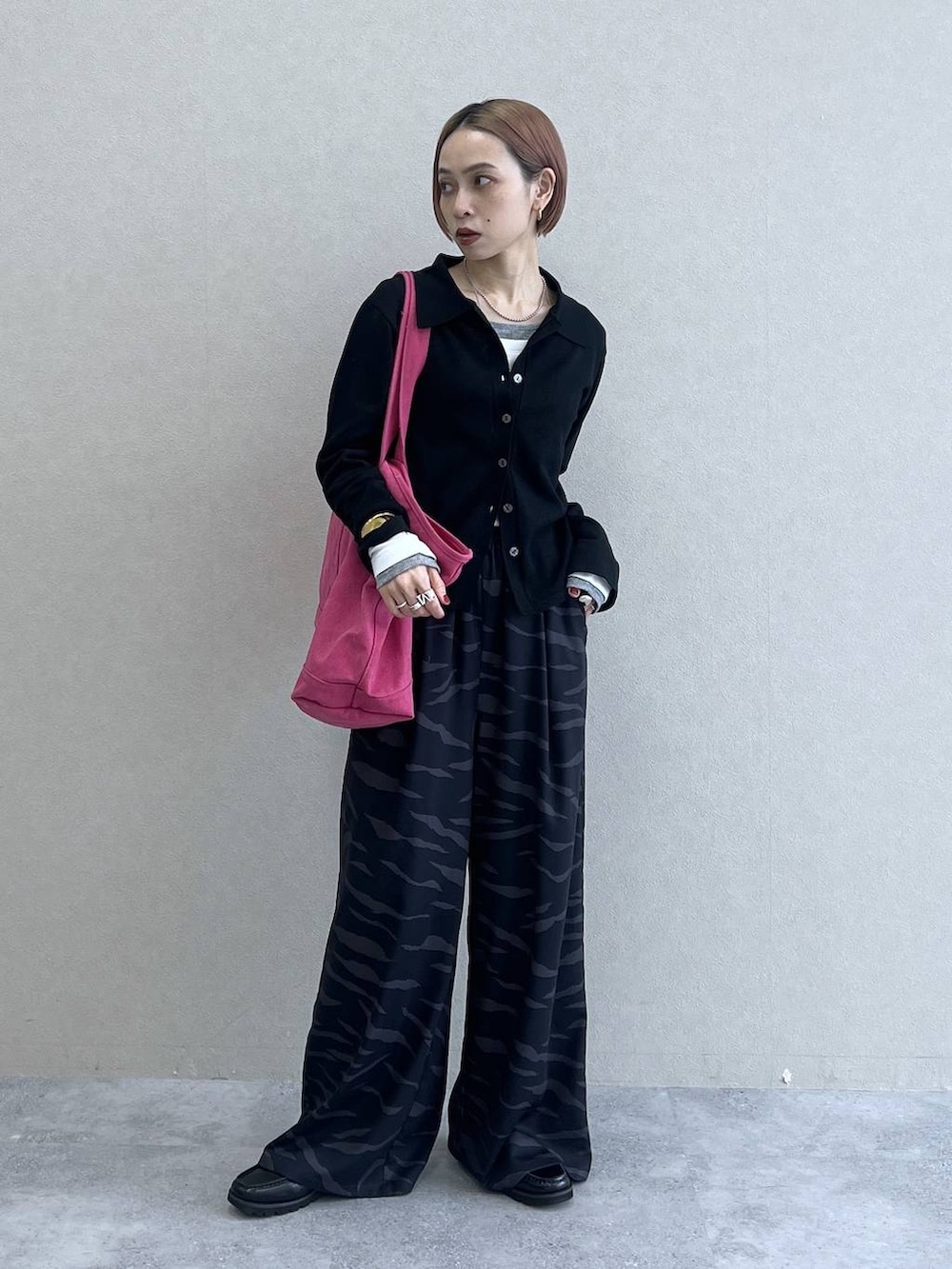 その他のスラックス、ホワイト系のTシャツ/カットソー、ブラック系のカーディガン/ボレロを着用したレディースの冬コーディネートの2枚目の写真