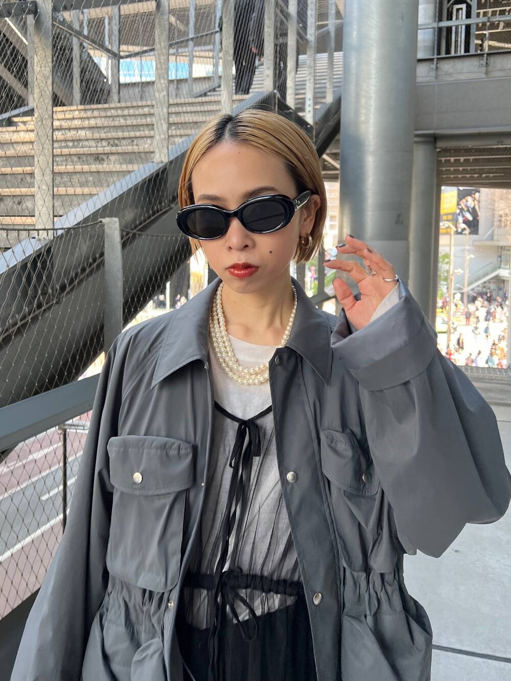 グレー系のブルゾンを着用したレディースの春コーディネートの5枚目の写真