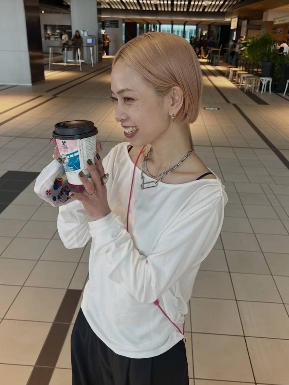 ホワイト系のTシャツ/カットソーを着用したレディースの春コーディネートの5枚目の写真