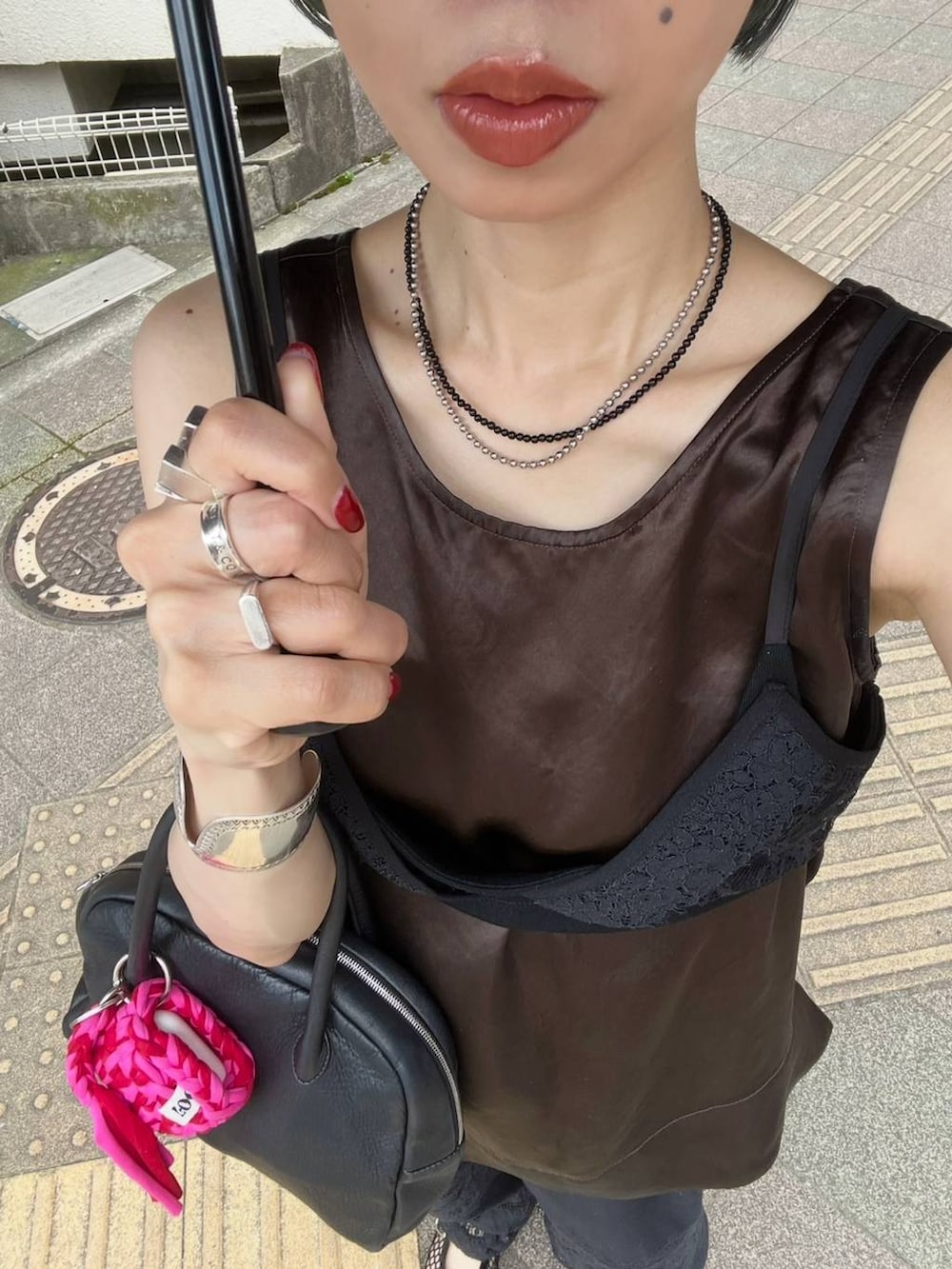 ブラック系のその他パンツ、ブラウン系のシャツ/ブラウス、ブラック系のキャミソールを着用したレディースの夏コーディネートの6枚目の写真