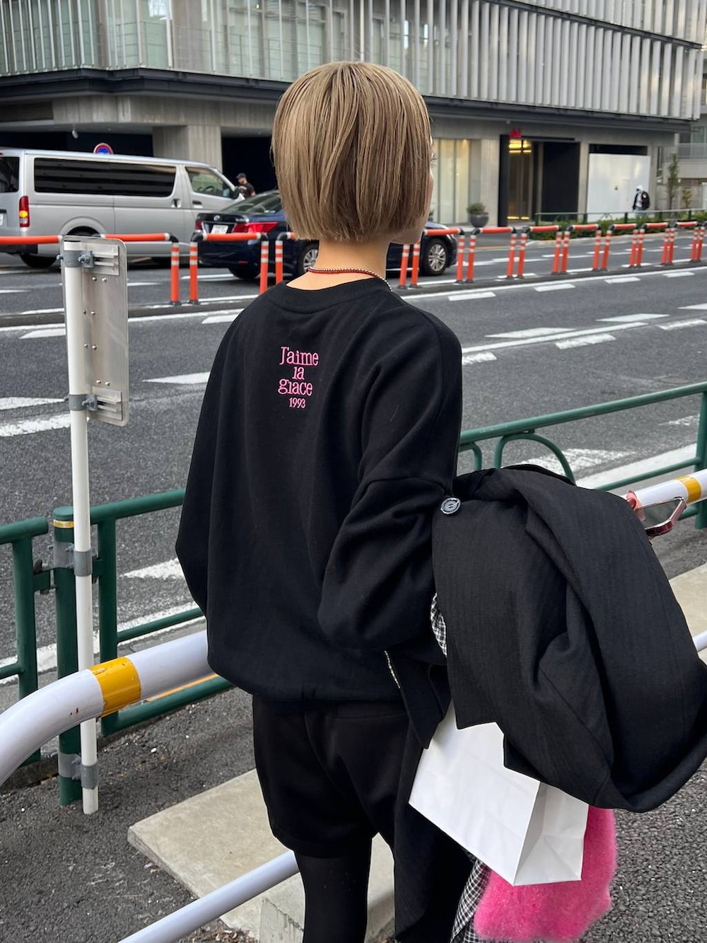 ブラック系のスウェットを着用したレディースの冬コーディネートの5枚目の写真