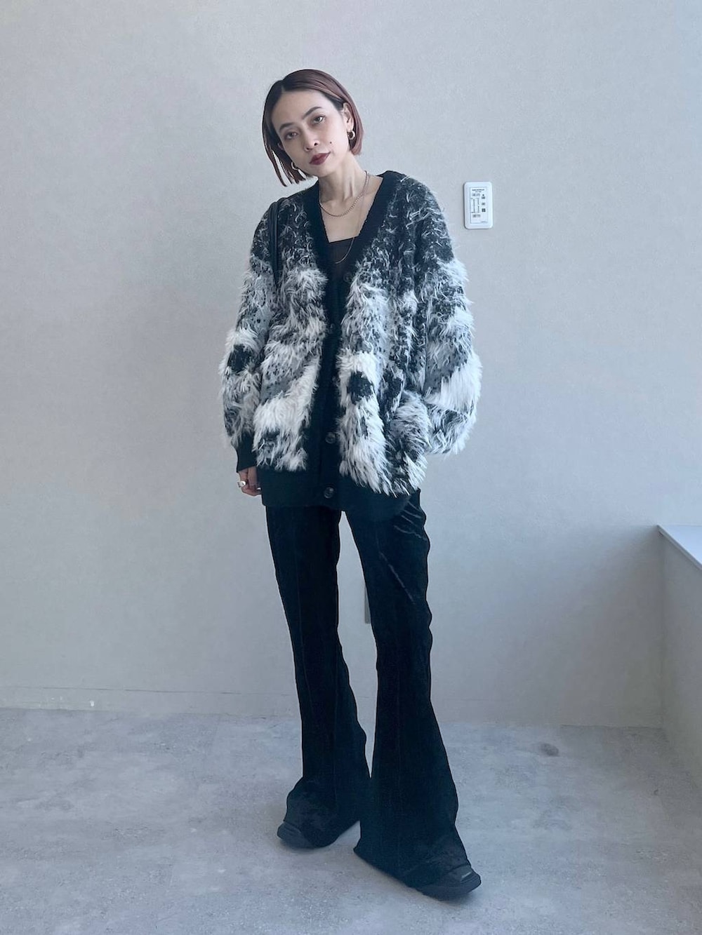 ブラック系のその他パンツ、ブラック系のボストンバッグ、ブラック系のカーディガン/ボレロを着用したレディースの秋コーディネートの2枚目の写真