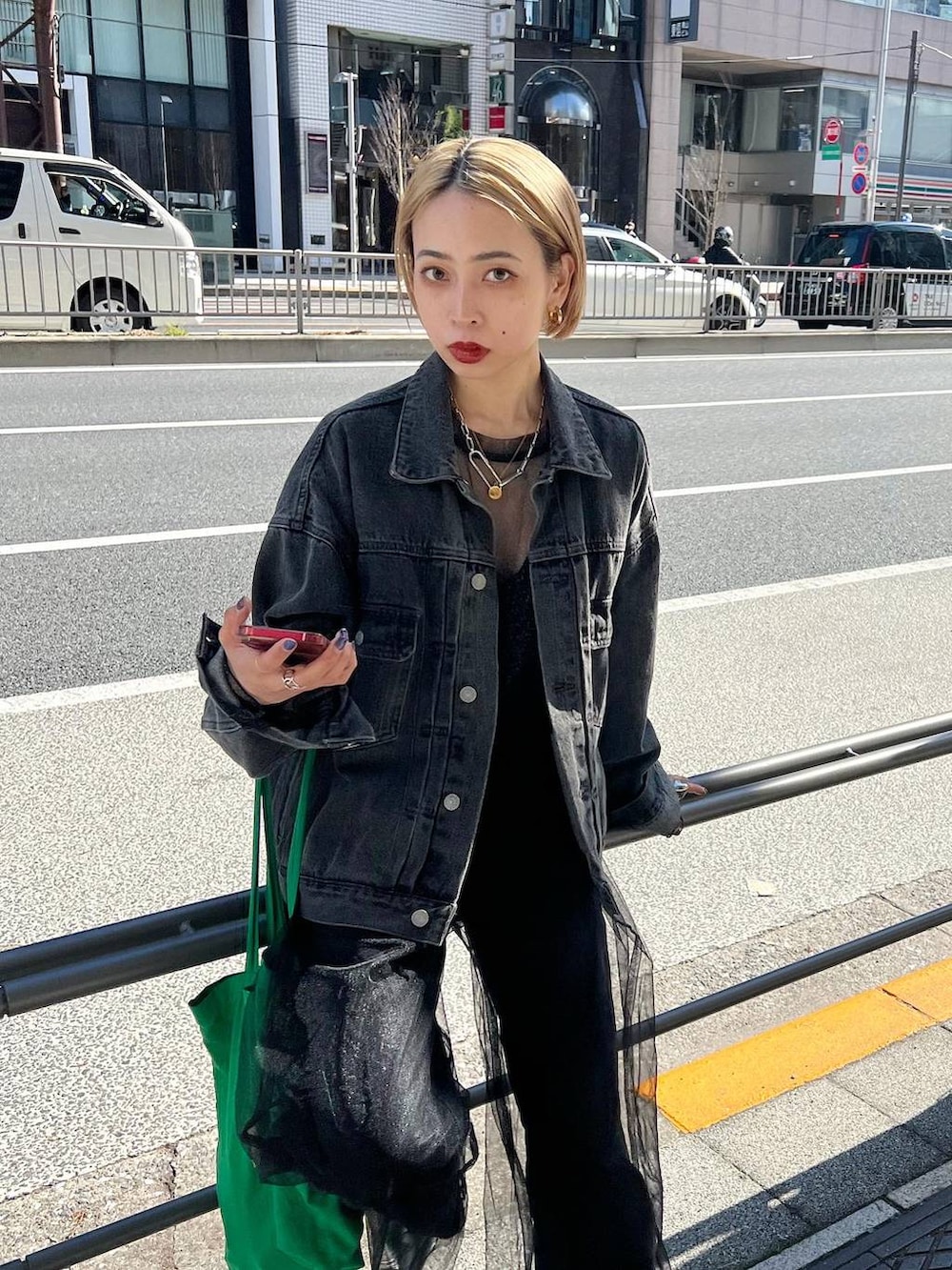 ブラック系のその他パンツ、シルバー系のサンダル、ブラック系のTシャツ/カットソーを着用したレディースの春コーディネートの5枚目の写真