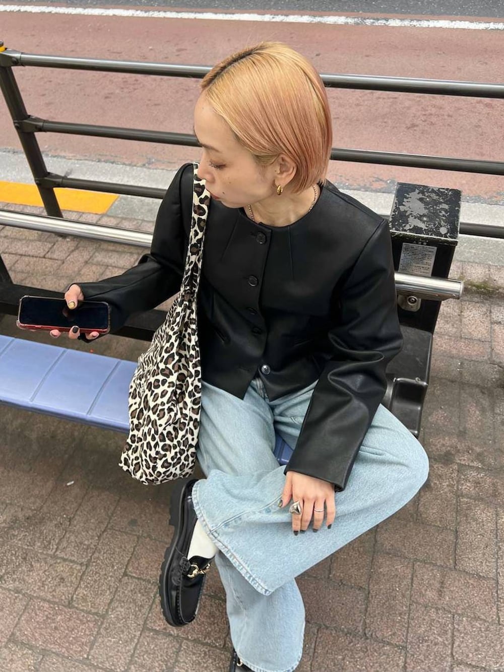 ブラック系のノーカラージャケットを着用したレディースの春コーディネートの7枚目の写真