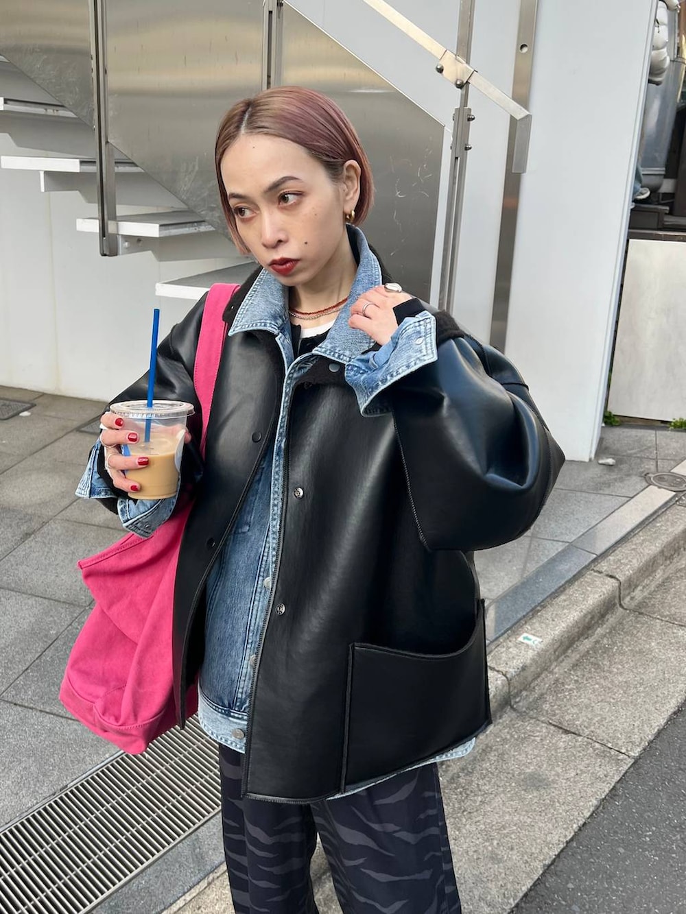 ブラック系のブルゾン、ブルー系のブルゾン、その他のスラックスを着用したレディースの冬コーディネートの5枚目の写真