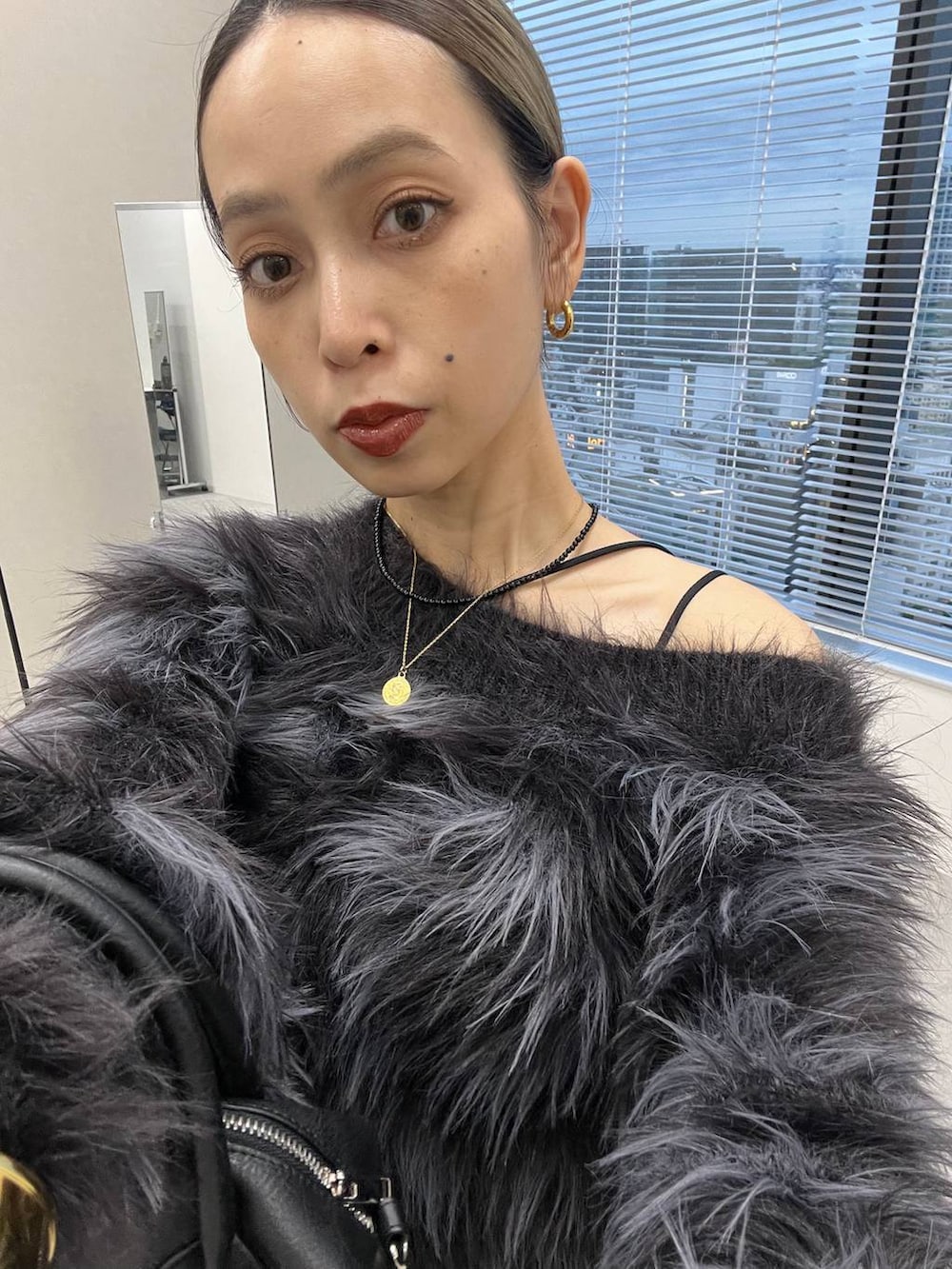 ブラック系のニット/セーター、ブラック系のショルダーバッグ、ブラック系のその他パンツを着用したレディースの秋コーディネートの8枚目の写真