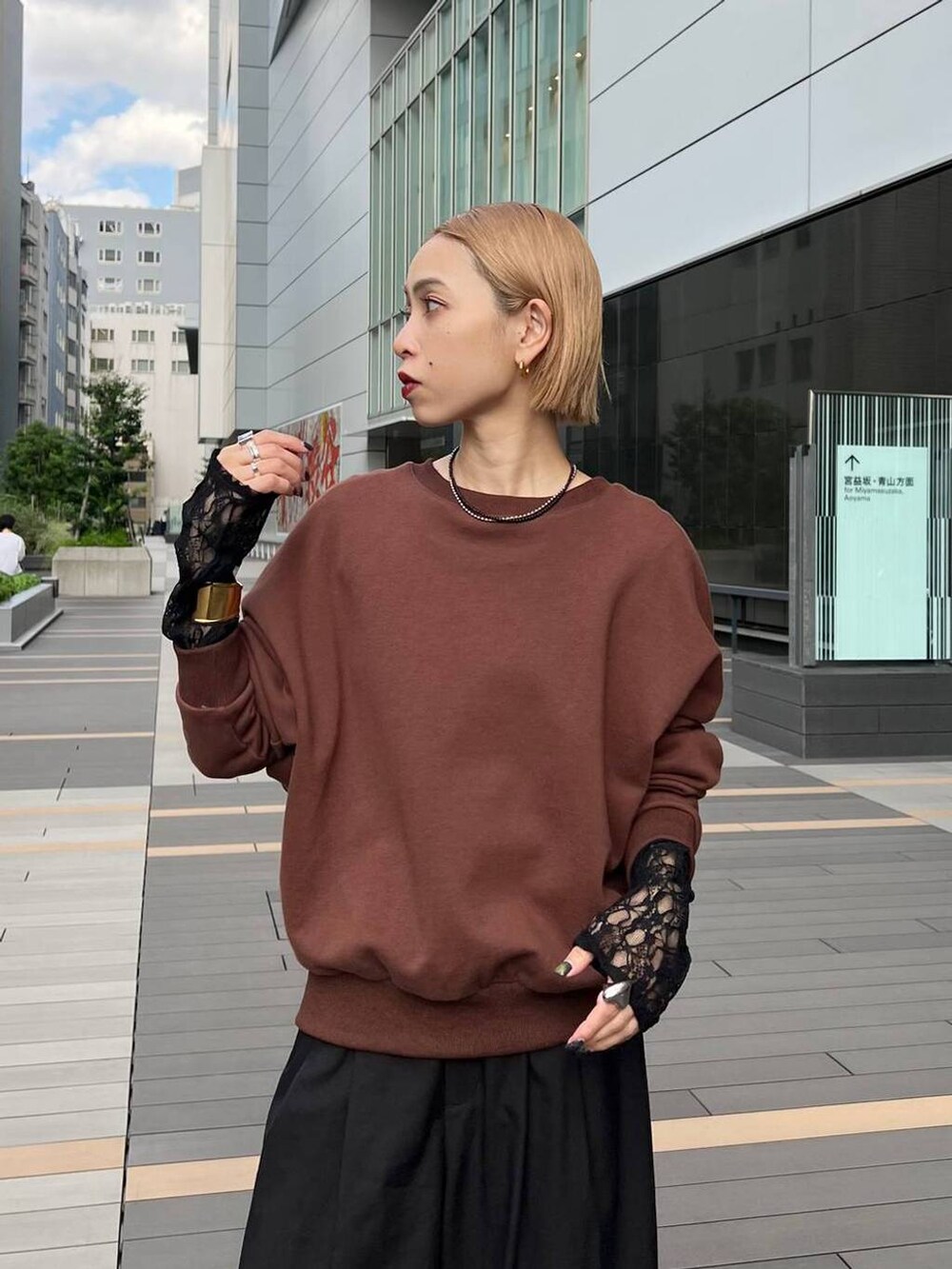 ブラック系のパンプス、ブラック系のTシャツ/カットソーを着用したレディースの秋コーディネートの8枚目の写真