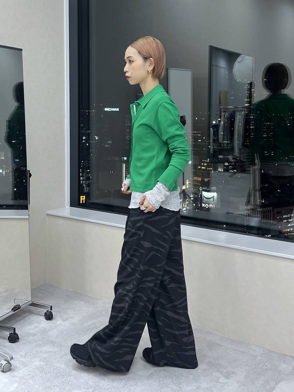 グレー系のTシャツ/カットソー、その他のスラックス、グリーン系のカーディガン/ボレロを着用したレディースの冬コーディネートの5枚目の写真