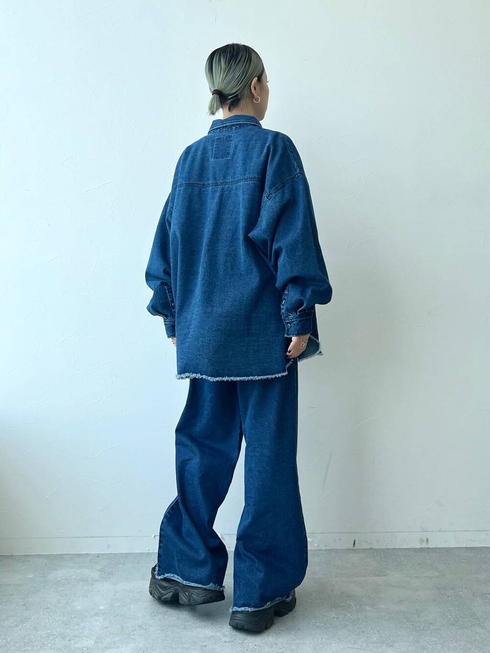 ブラック系のTシャツ/カットソー、ブラック系のスニーカーを着用したレディースの秋コーディネートの4枚目の写真