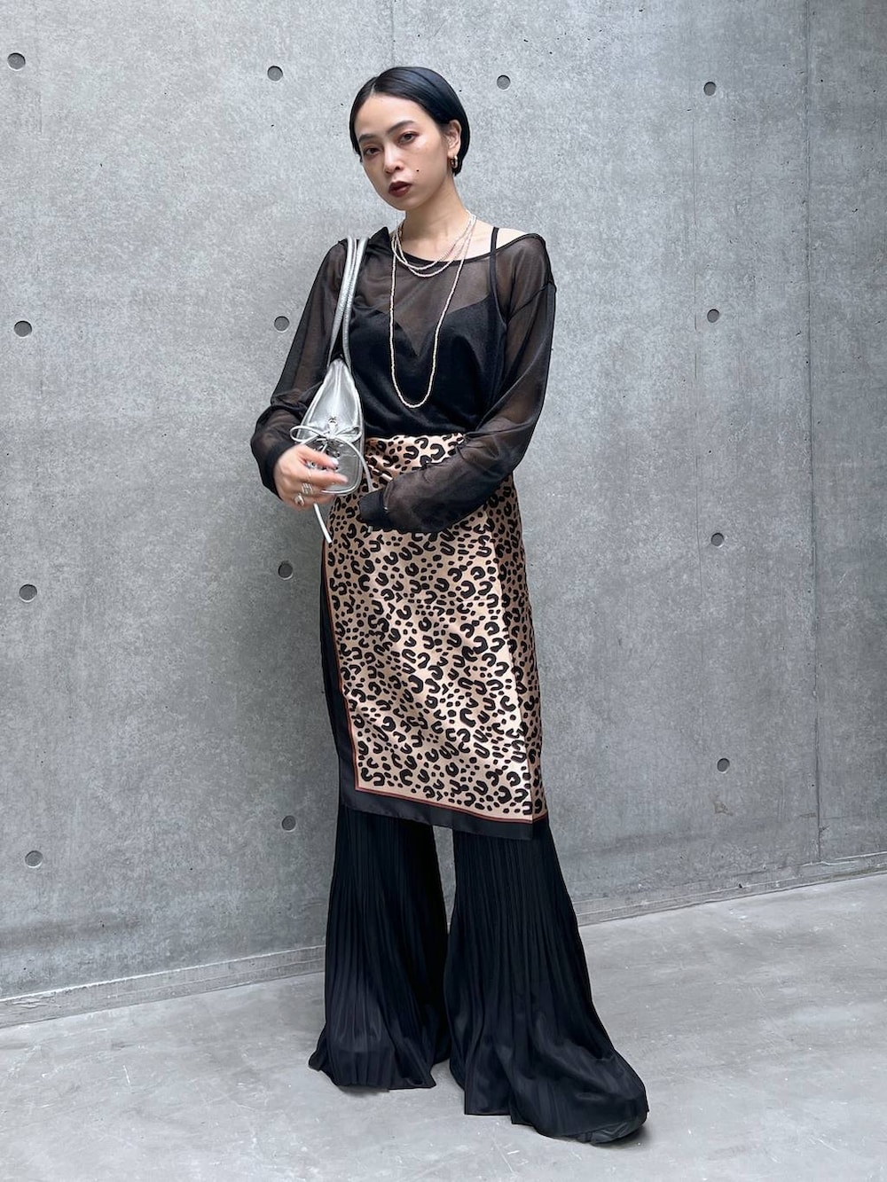 「女子ウケ、着痩せ・細見え、個性派、低身長、PAGEBOY、シンプルコーデ、春コーデ、シアートップス、ブラックコーデ」｜「PAGEBOYの【前後着用可能】シアーカット2WAYロングスリーブ（Tシャツ/カットソー、ブラック系）」を使った、meiさん（レディース・154cm）の春コーディネートの3枚目の写真