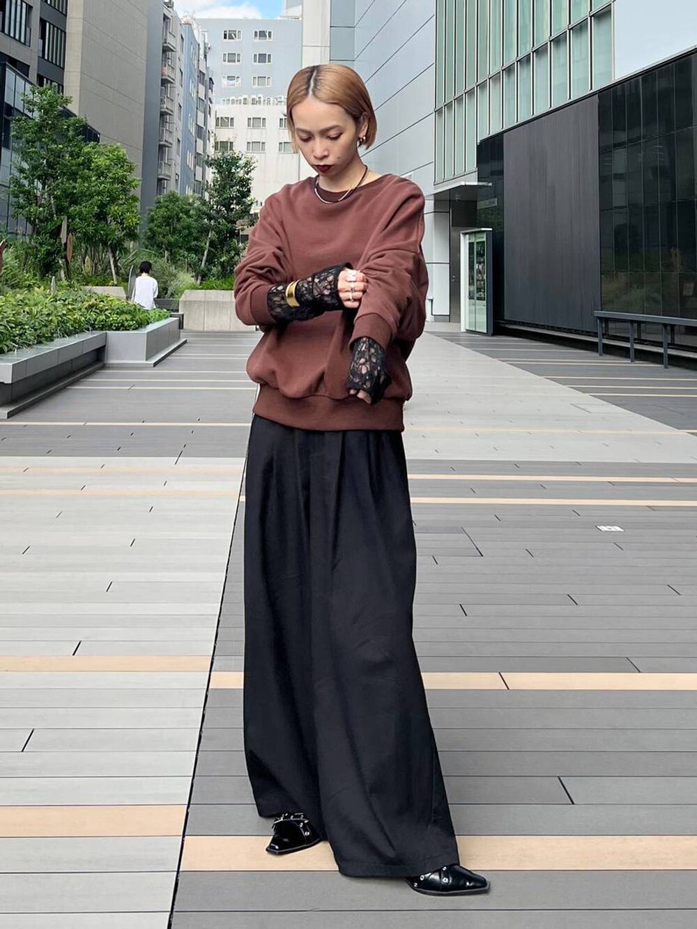 ブラック系のパンプス、ブラック系のTシャツ/カットソーを着用したレディースの秋コーディネートの6枚目の写真