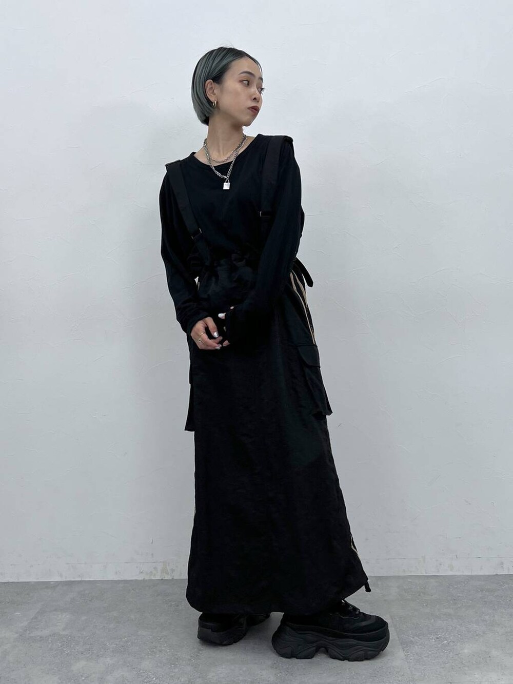 ブラック系のTシャツ/カットソー、ブラック系のスニーカーを着用したレディースの夏コーディネートの2枚目の写真