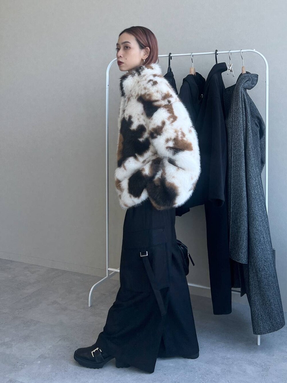 ブラック系のスラックス、ブラック系のボストンバッグを着用したレディースの秋コーディネートの3枚目の写真