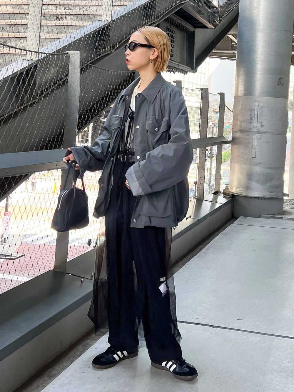 グレー系のブルゾンを着用したレディースの春コーディネートの3枚目の写真