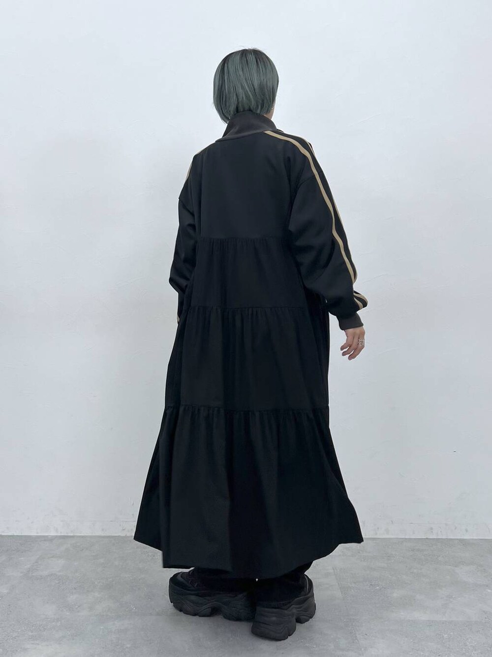 ブラック系のTシャツ/カットソー、ブラック系のスニーカー、その他のネックレスを着用したレディースの夏コーディネートの3枚目の写真