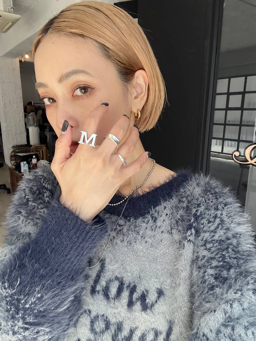 ブラック系のブーツ、ブルー系のニット/セーター、ブラック系のその他パンツを着用したレディースの秋コーディネートの3枚目の写真