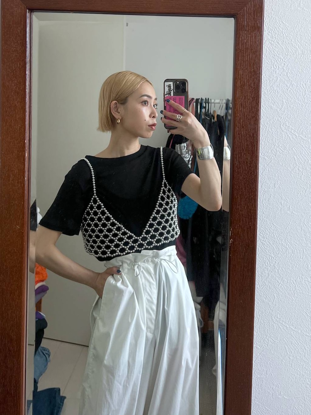 ブラック系のTシャツ/カットソー、シルバー系のベスト、ホワイト系のカーゴパンツを着用したレディースの春コーディネートの3枚目の写真