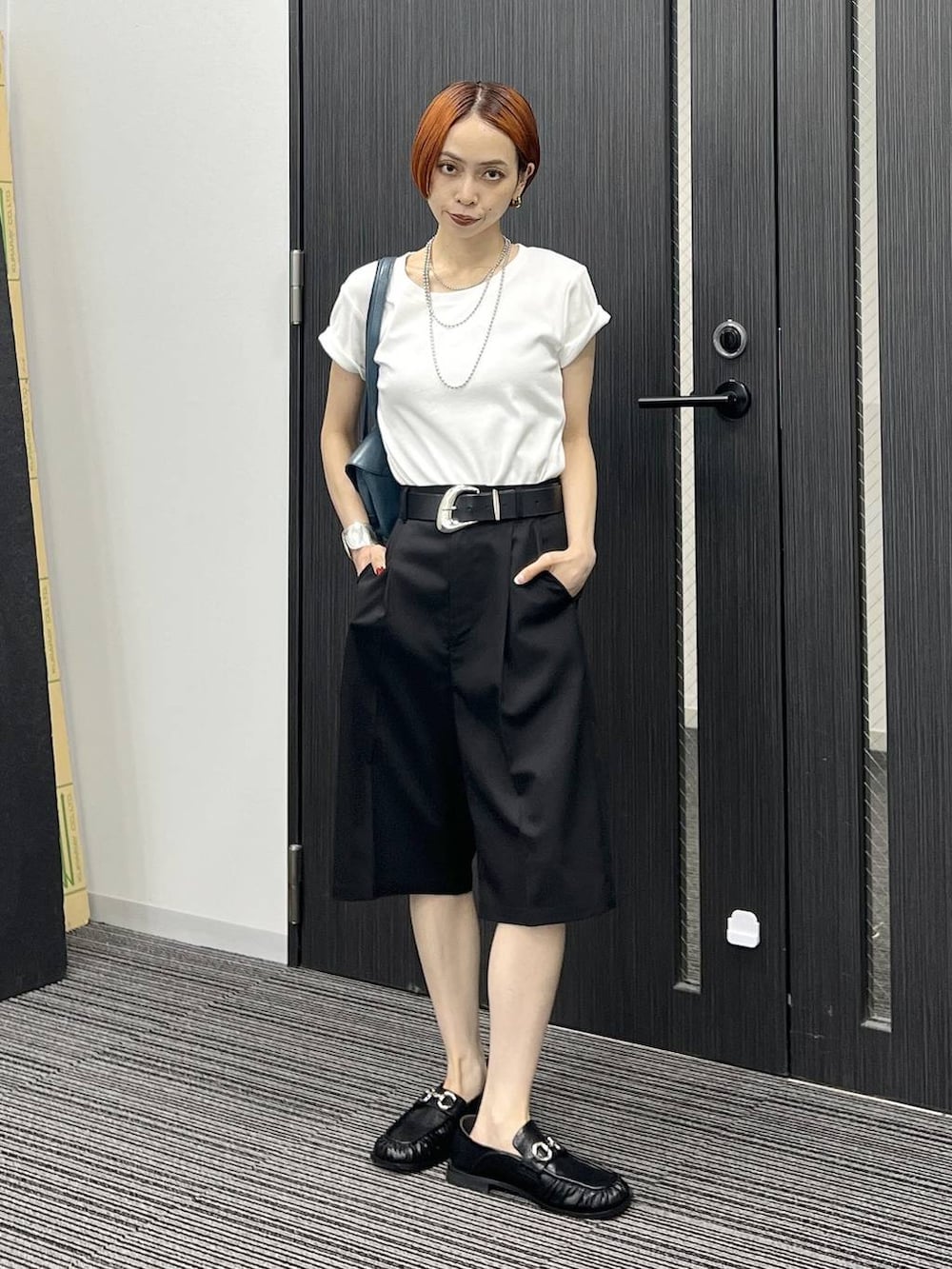 ホワイト系のTシャツ/カットソー、ブルー系のショルダーバッグ、ブラック系のその他パンツを着用したレディースの夏コーディネートの5枚目の写真
