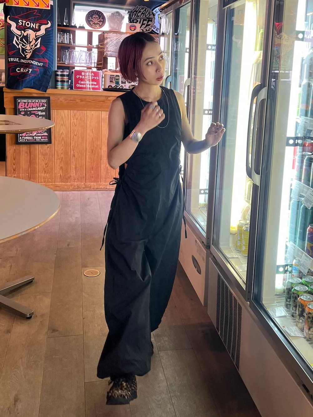 ブラック系のサロペット/オーバーオールを着用したレディースの夏コーディネートの2枚目の写真