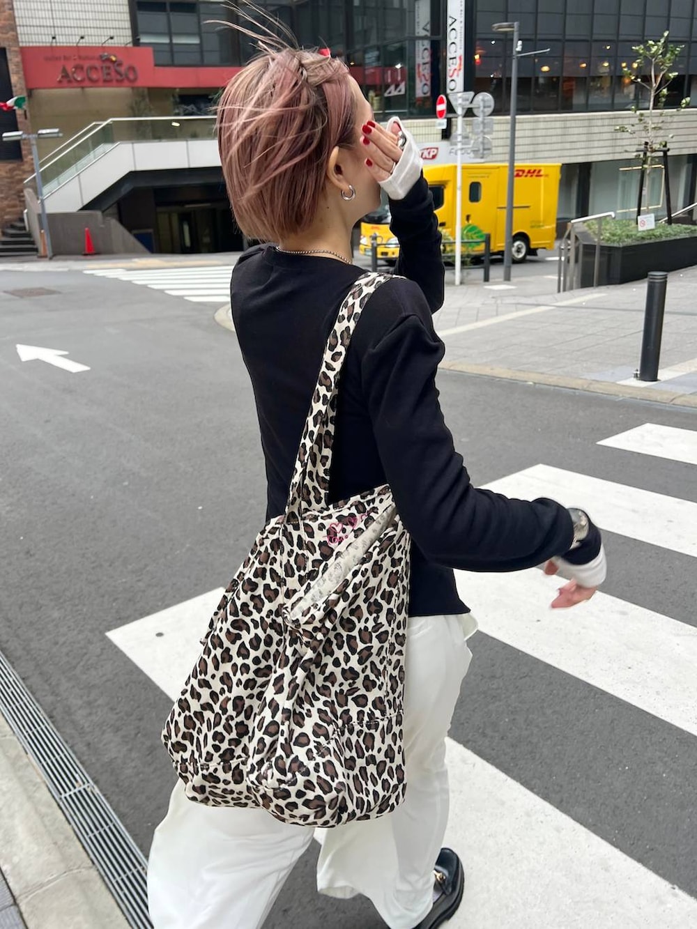 ホワイト系のスラックスを着用したレディースの冬コーディネートの4枚目の写真