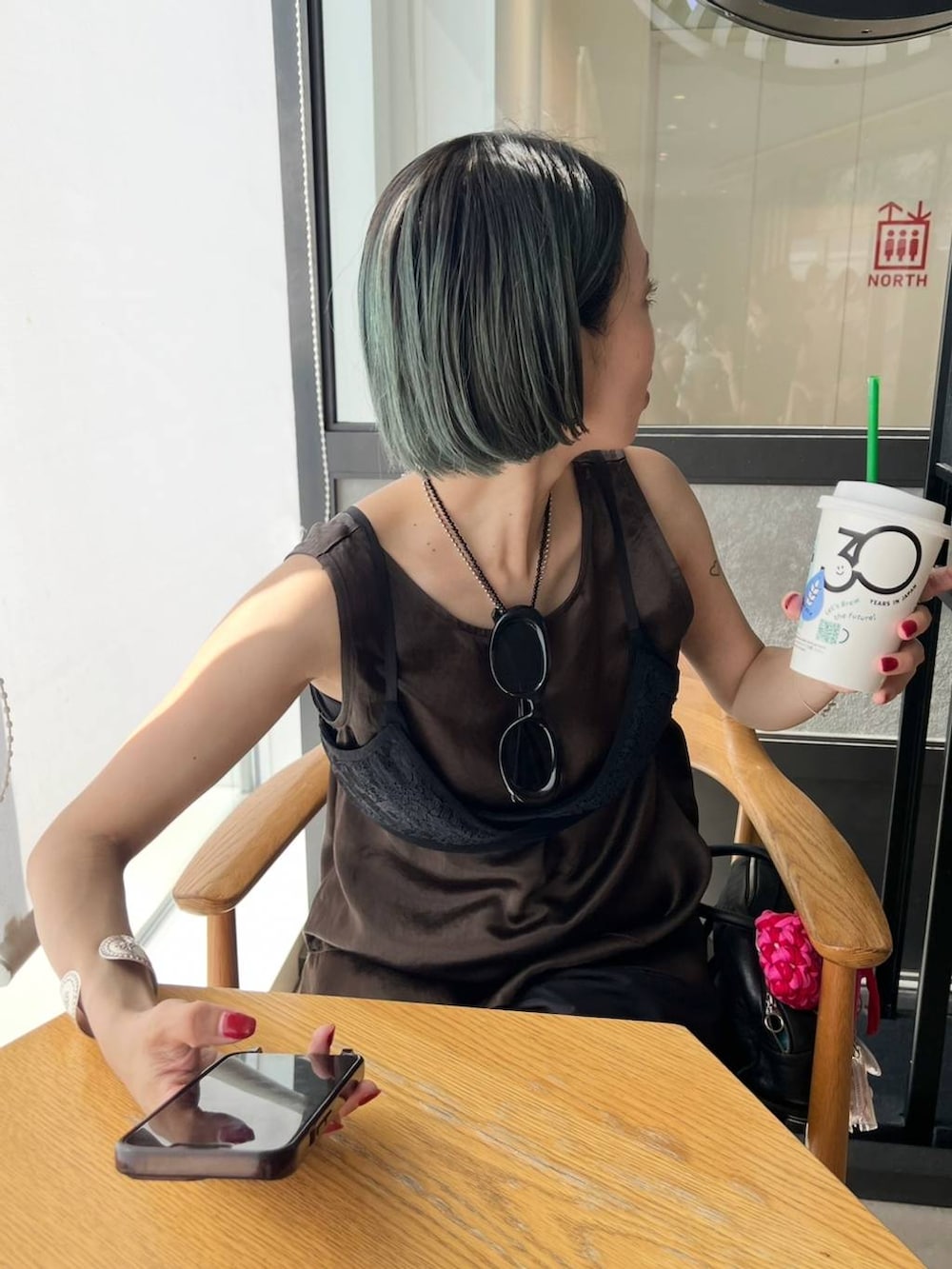 ブラック系のその他パンツ、ブラウン系のシャツ/ブラウス、ブラック系のキャミソールを着用したレディースの夏コーディネートの4枚目の写真