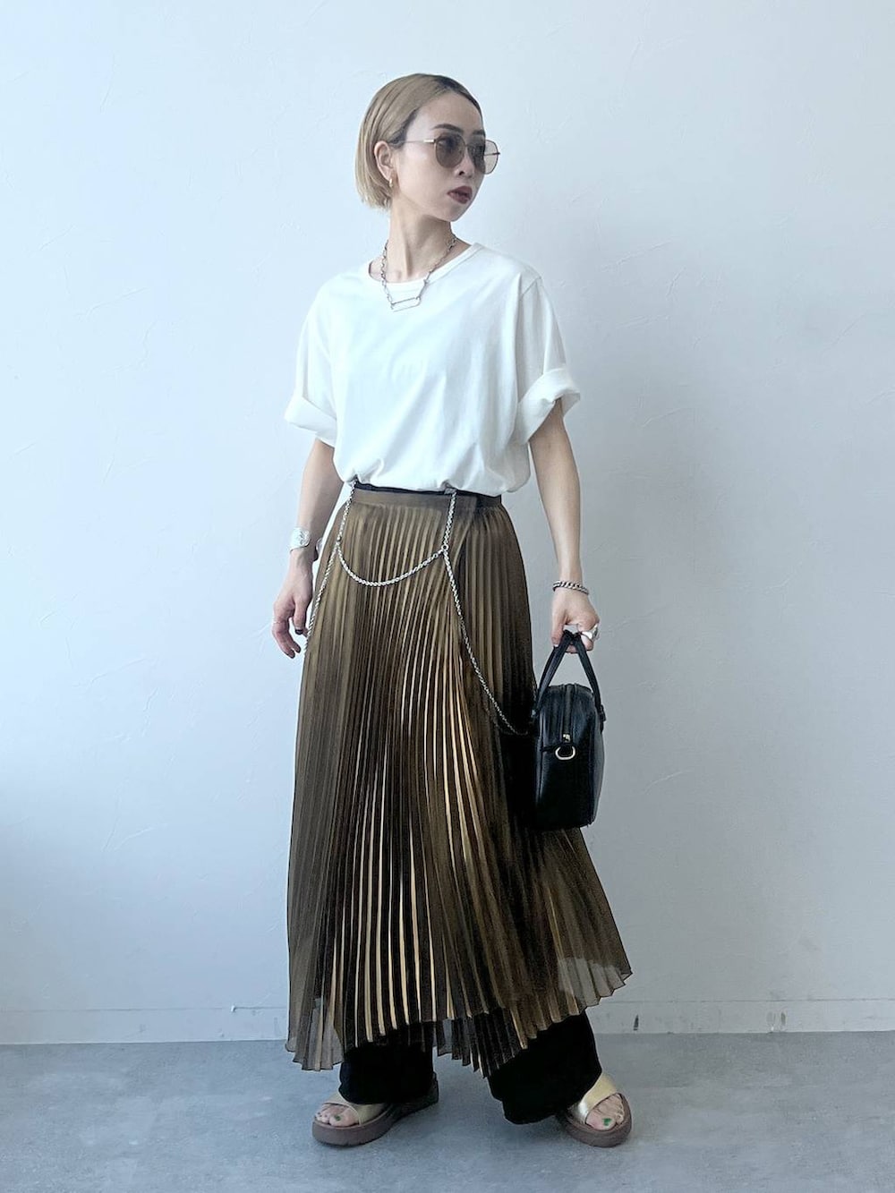 シルバー系のその他トップス、ゴールド系のスカート、ホワイト系のTシャツ/カットソーを着用したレディースの春コーディネートの3枚目の写真