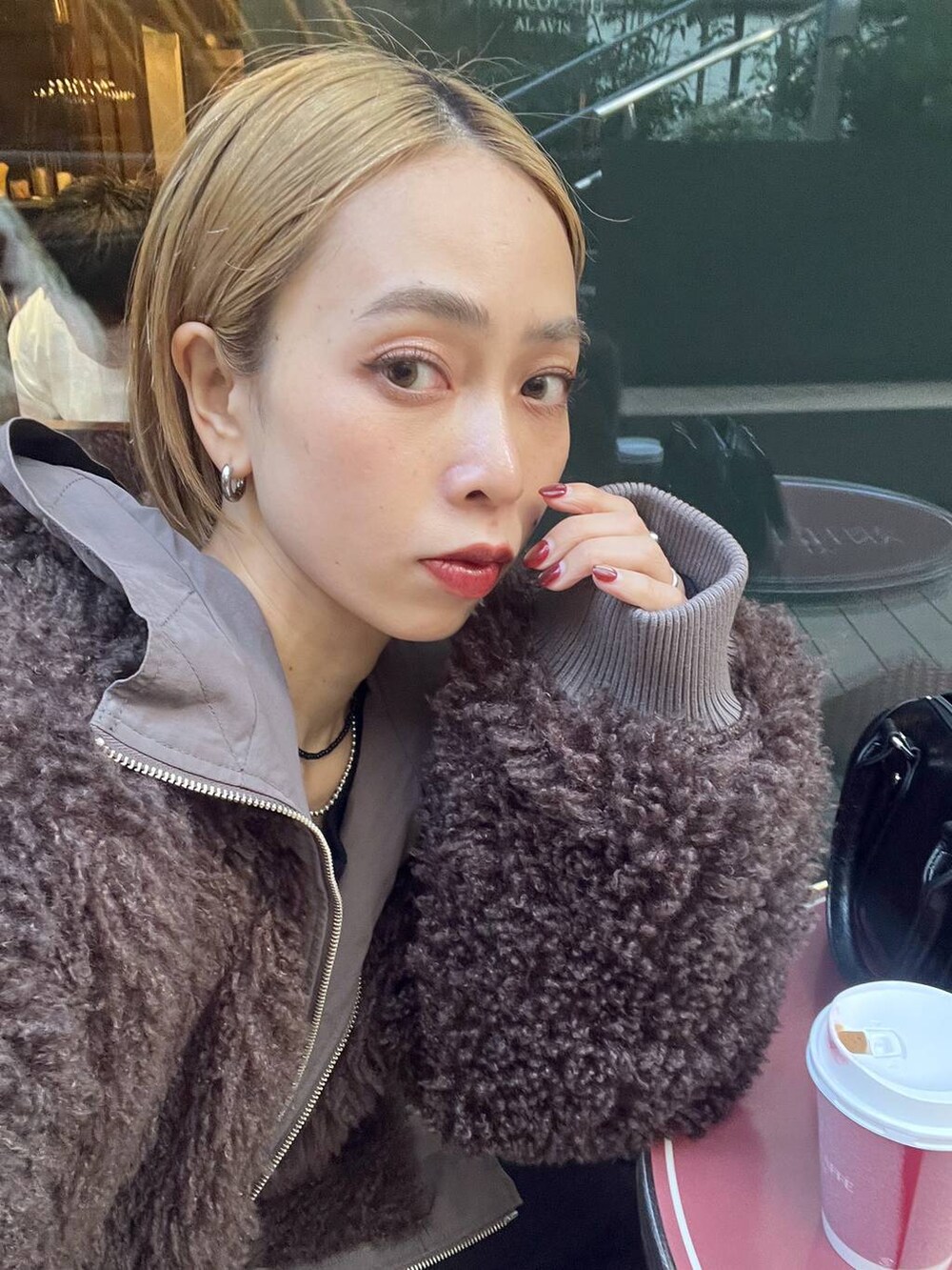 ブラウン系のブルゾン、ブラック系のニット/セーターを着用したレディースの秋コーディネートの8枚目の写真