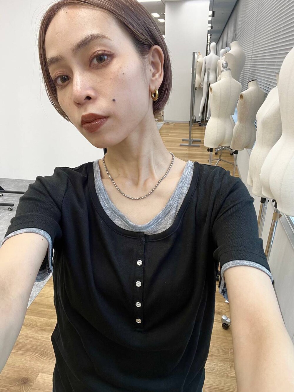 ブルー系のデニムパンツ、ブラック系のサンダル、ブラック系のボストンバッグを着用したレディースの春コーディネートの4枚目の写真