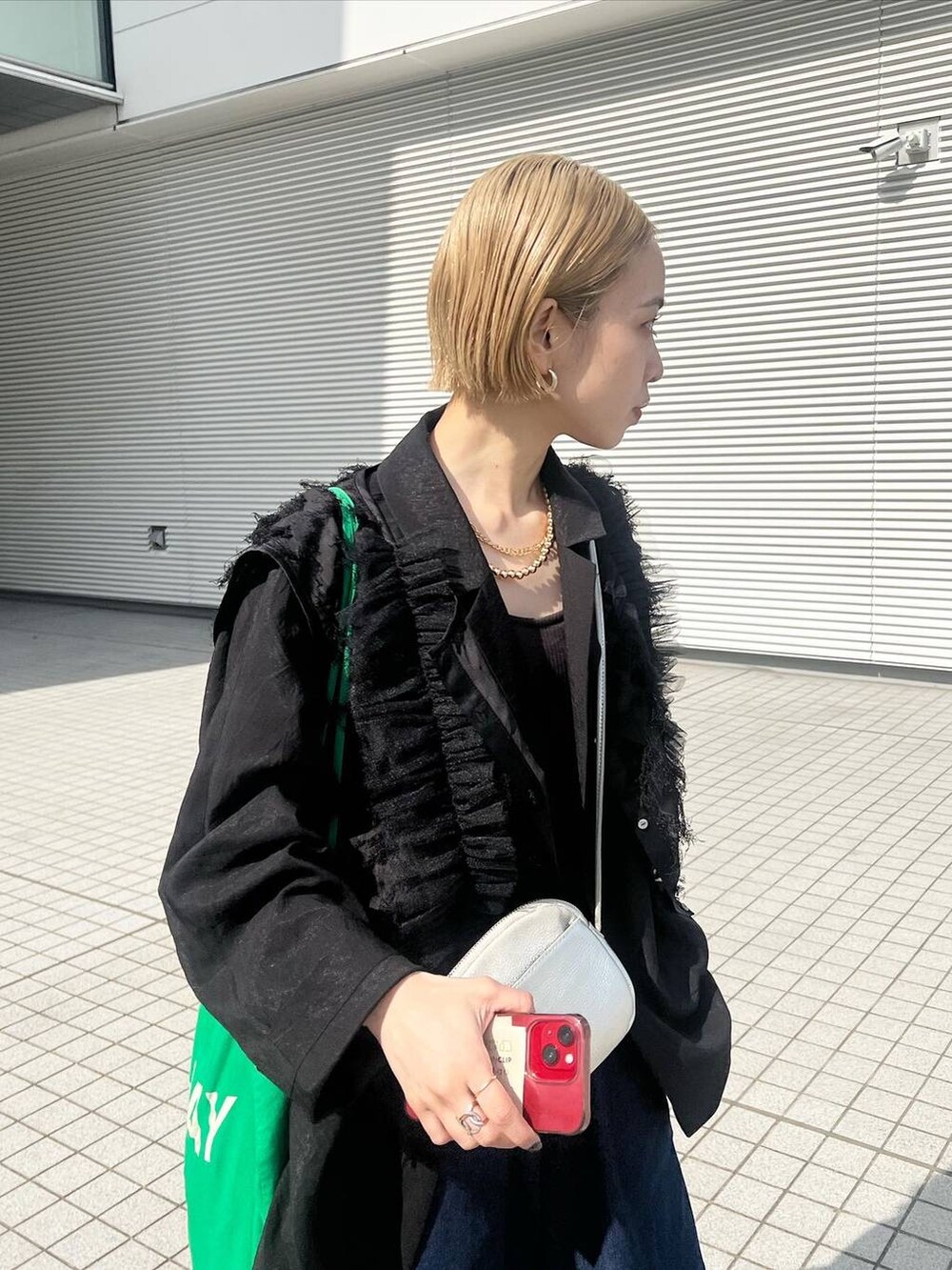 シルバー系のサンダル、ブルー系のデニムパンツを着用したレディースの春コーディネートの4枚目の写真