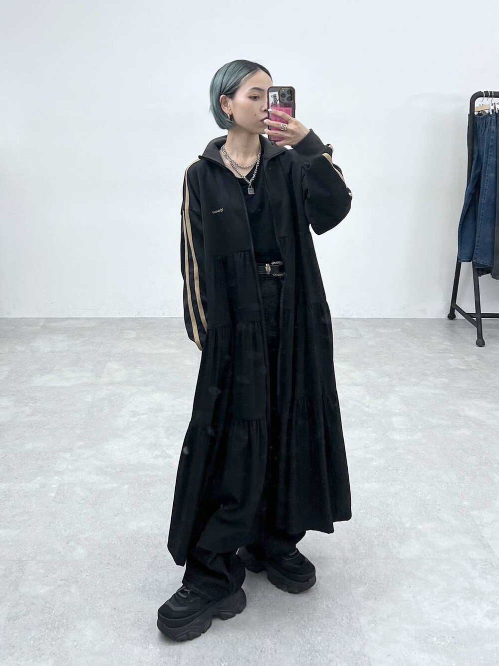 ブラック系のTシャツ/カットソー、ブラック系のスニーカー、その他のネックレスを着用したレディースの夏コーディネートの5枚目の写真